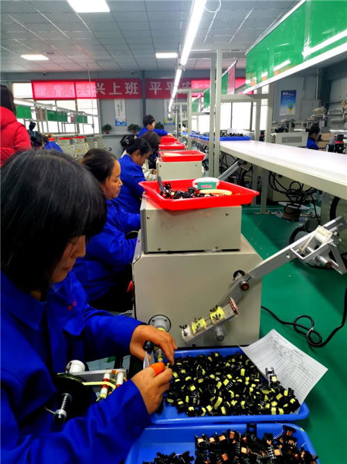 陜西眉縣 家門(mén)口建起了電子廠 村民們足不出戶(hù)圓了 就業(yè)夢(mèng)